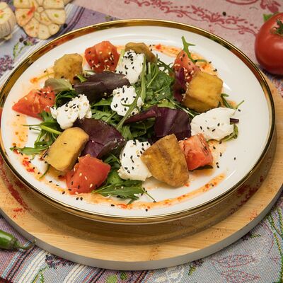 Салат с хрустящими баклажанами в Гурман студия по цене 550 ₽