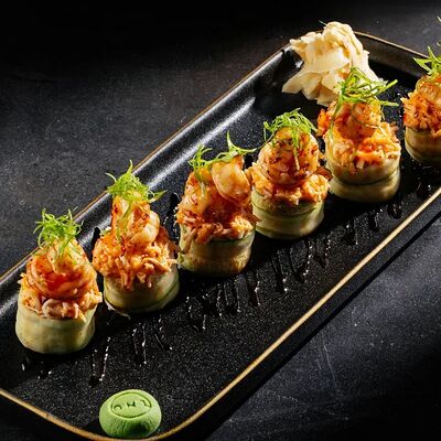 Запеченный ролл с крабом, пармезаном и креветкойв Tangiers Lounge по цене 1260 ₽