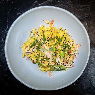 Лапша с цыпленком в сливочно-чесночном соусе в Японика по цене 670 ₽