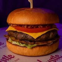 Трюфельный бургер в Hustle Bar & Cafe