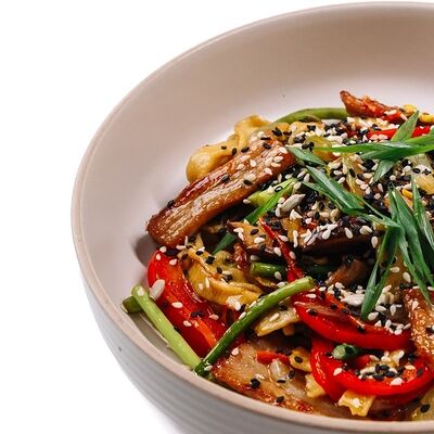 Вок со свининой и овощами в Пицца Хаб по цене 528 ₽