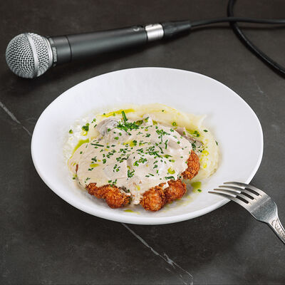 Шницель из индейки с картофельным пюре и сливочными белыми грибами в Интонация по цене 1260 ₽