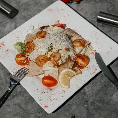 Салат Цезарь с креветками в Doner home по цене 580 ₽