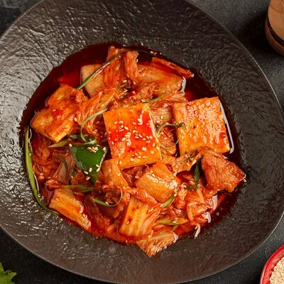 Острый жареный кимчи с соевым творогом и свининой в Корё по цене 760 ₽