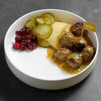 Фрикадельки с пюре, клюквенным джемом и маринованными огурцами в Penny