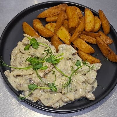 Бефстроганов с картофельными дольками в Паркофка по цене 600 ₽