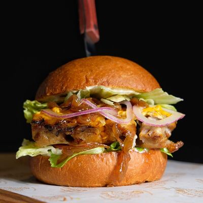 Фирменный бургер с реберным мясом в Крафтер по цене 850 ₽