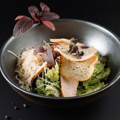 Салат Цезарь с курицей гриль в РАХАТ по цене 525 ₽