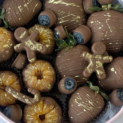 Клубника и мандарин в шоколаде в круглой коробке в Mosdesserts по цене 5200 ₽