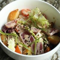 Салат с тунцом в Кафе Nебо