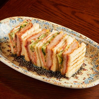 Японский сэндвич с курицей в Рамен с уткой по цене 500 ₽