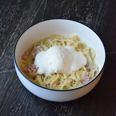 Сливочная паста с беконом и яйцом в Гости, бистро по цене 590 ₽