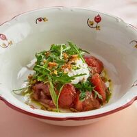 Салат с томатами и страчателлой в Пшеница