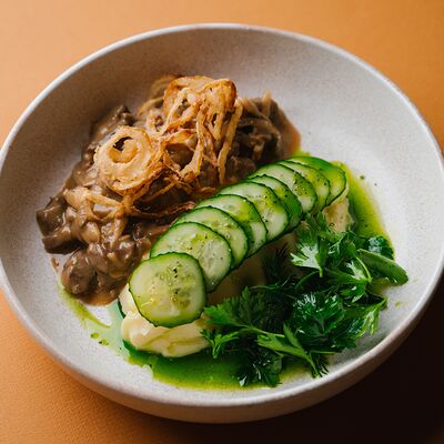 Бефстроганов из говяжьей вырезки с картофельным пюре и солёным огурцом в Круча по цене 1350 ₽