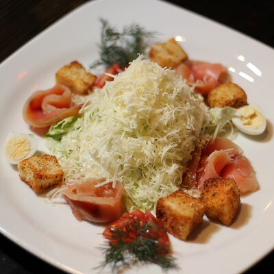 Салат Цезарь с сёмгой поморского посола в Геология по цене 590 ₽