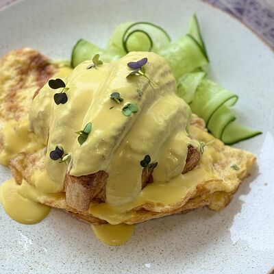 Омлет в круассане с беконом под голландским соусомв Моне по цене 450 ₽