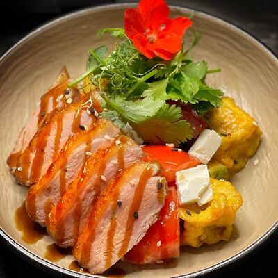 Салат Вок с утиной грудкой в Kirova street по цене 330 ₽