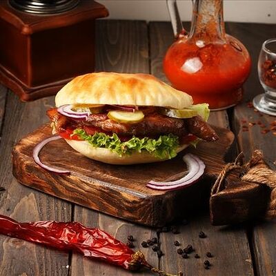 Бургер Свиная шея в Балкан Гриль Вкус Сербии по цене 820 ₽