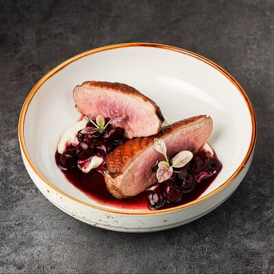 Филе утиное с пюре из сельдерея и копченой вишнейв Эндорфин по цене 960 ₽