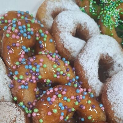 Пончики с сахарной пудрой и топпингомв Пончиковая по цене 1200 ₽