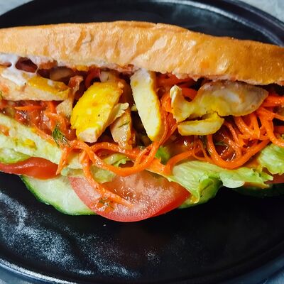 Булочка с курицейв Шафран бистро по цене 210 ₽