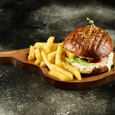 Бургер с куриной котлетойв Арт по цене 450 ₽