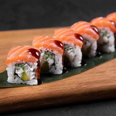 Ролл Филадельфия с лососем в Soju по цене 950 ₽