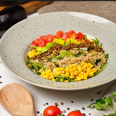 Салат с киноа и авокадо в Mesto Sushi & Grill по цене 340