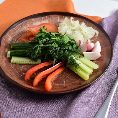 Свежие овощи к шашлыку в Самое популярное кафе по цене 180