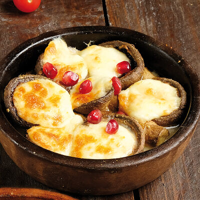 Шампиньоны с запеченным сулугуни в Гамарджоба по цене 635 ₽