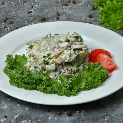 Салат куриный с грибами в Шашлычный дворик по цене 552 ₽