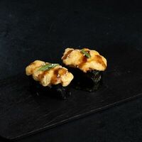 Запеченные суши с форелью в Sushi Yoshitake Omakase