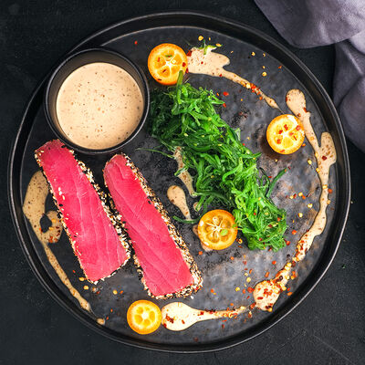 Стейк из тунца с ореховым соусом в Mojo по цене 720