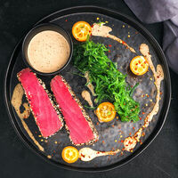 Стейк из тунца с ореховым соусом в Mojo