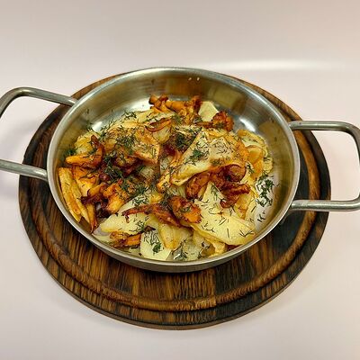 Жареный картофель с лисичками в Двор Помидор по цене 390