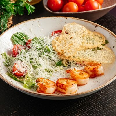 Салат Цезарь с тигровыми креветками в Crazy Hunter по цене 770 ₽