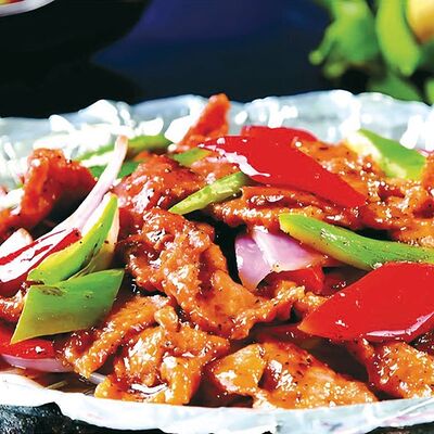 В20 Жареная говядина с чёрным перцем 黑椒牛肉 в Charlie tea по цене 1050 ₽