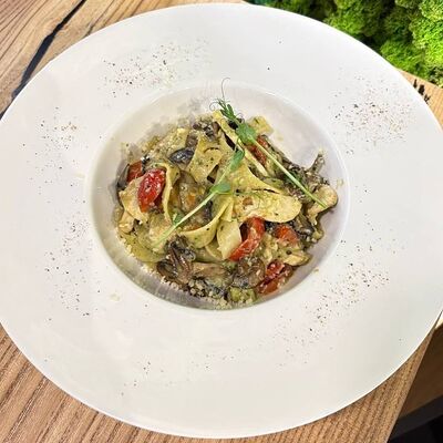 Фетучини цыплёнок песто, черри, грибы в Кофестория по цене 790 ₽