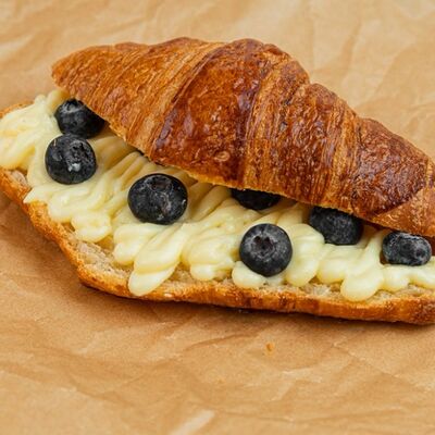 Круассан с голубикойв Круассан пекарня по цене 295 ₽