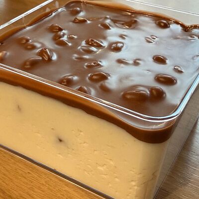 Пасха творожная в молочном шоколаде с кедровым орехомв Панда по цене 450 ₽