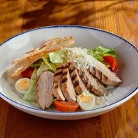 Салат Цезарь с куриным филе в BBQ Beer Restaurant