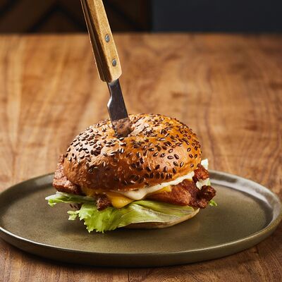 Бургер куриный в Dacha по цене 675 ₽