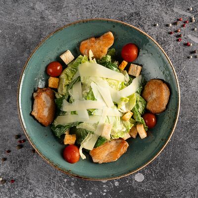 Салат Цезарь с куриной грудкой Халяль в Фарш бургер халяль по цене 2490 ₽