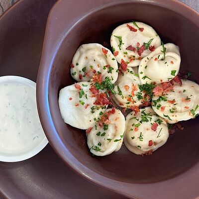 Пельмени с кроликом, беконом и сметано-чесночным соусомв Лепила мама по цене 290 ₽