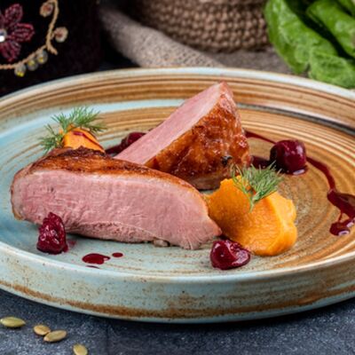 Утиная грудка с вишневым конфи и тыквенным кремом в Гусь по цене 910 ₽