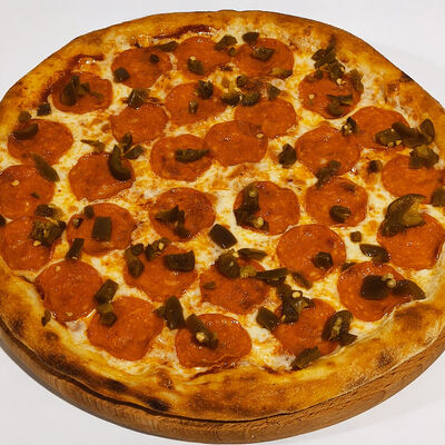 Пицца Пеперони с халапеньо в Добрая кухня по цене 699 ₽