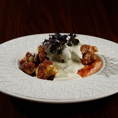 Стейк из лосося с гарниром из жареной цветной капусты и трюфельным соусом в Монтесори Lounge по цене 1657 ₽