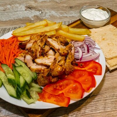 Шаверма на тарелке с курицей в Шашлыкян по цене 561 ₽