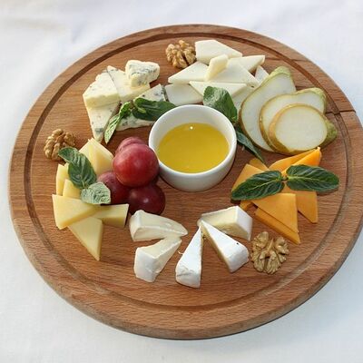 Тарелка деликатесных сыров с медом и лесными орехами в Каравелла по цене 760 ₽