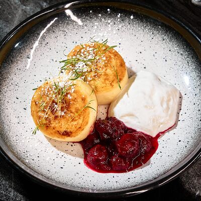 Сырники с йогуртом и вишневым соусомв Look lounge по цене 390 ₽